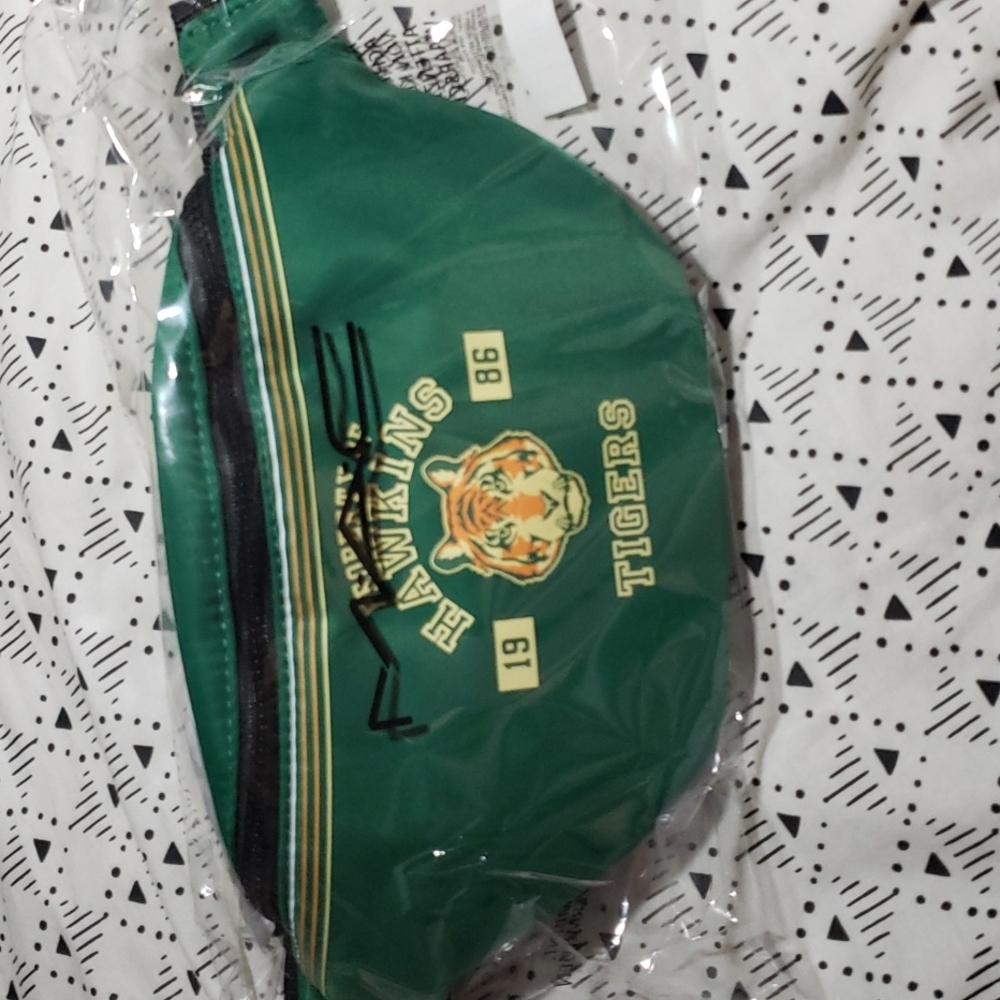 MAC x STRANGER THINGS BELT BAG. - Picture 2 of 6